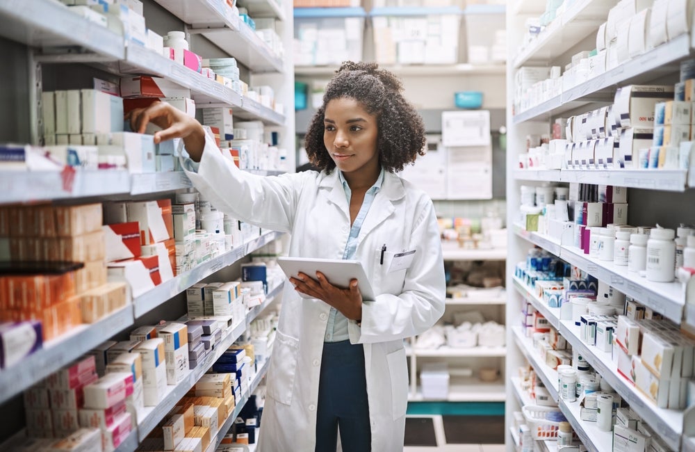 pharmacien vérifiant les médicaments